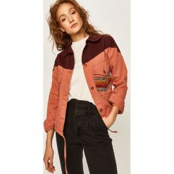 Answear - Kurtka. Różowe kurtki damskie ANSWEAR, xl, bez wzorów, z elastanu, krótkie, bez kaptura. W wyprzedaży za 159,90 zł.