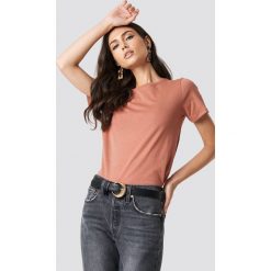NA-KD Basic T-shirt basic - Pink. Różowe t-shirty damskie NA-KD Basic, z okrągłym kołnierzem. Za 52,95 zł.