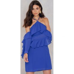 NA-KD Party Sukienka mini z falbanką i dekoltem A - Blue. Niebieskie sukienki damskie NA-KD Party, na imprezę, bez wzorów, z poliesteru, z falbankami, z długim rękawem, długie, mini, z odkrytymi ramionami. W wyprzedaży za 89,18 zł.