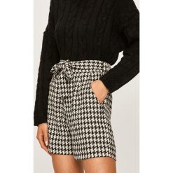 Answear - Szorty. Szorty damskie ANSWEAR, s, bez wzorów, z bawełny, casualowe, z podwyższonym stanem. W wyprzedaży za 49,90 zł.