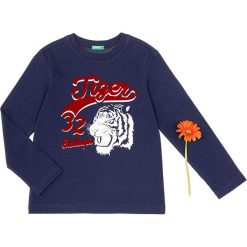 Koszulka w kolorze granatowym. Niebieskie t-shirty chłopięce Benetton Kids, z nadrukiem, z bawełny, z długim rękawem. W wyprzedaży za 37,95 zł.