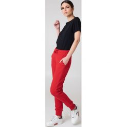 NA-KD Basic Spodnie dresowe basic - Red. Czerwone spodnie z wysokim stanem marki NA-KD Basic, z bawełny, z podwyższonym stanem. W wyprzedaży za 48,57 zł.