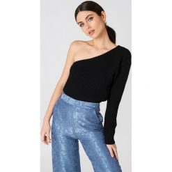NA-KD Sweter z dzianiny na jedno ramię - Black. Czarne swetry klasyczne damskie marki NA-KD, z dzianiny. W wyprzedaży za 85,37 zł.