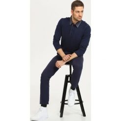Spodnie długie męskie zwężane. Spodnie męskie Top Secret, na co dzień, m, bez wzorów, z tkaniny, eleganckie, długie. W wyprzedaży za 49,99 zł.