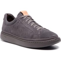Sneakersy UGG - M Cali Sneaker Low 1020133 M/Dgtn. Szare sneakersy męskie Ugg, bez zapięcia. W wyprzedaży za 369,00 zł.