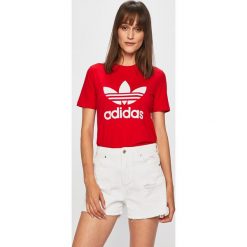 Adidas Originals - T-shirt. Czerwone topy damskie adidas Originals, z nadrukiem, z elastanu, z okrągłym kołnierzem. W wyprzedaży za 89,90 zł.