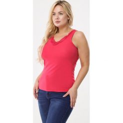 Koralowa Koszulka Hardiness. Pomarańczowe bluzki damskie marki Born2be, xl, w koronkowe wzory, z dzianiny, bez rękawów. Za 19,99 zł.