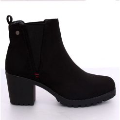 Botki na szerokim obcasie czarne W373 Black. Czarne botki damskie ButyModne, na jesień, z gumy, klasyczne, bez obcasa, bez zapięcia. W wyprzedaży za 129,00 zł.