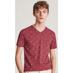 T-shirt z dekoltem w serek - Bordowy. Czerwone t-shirty męskie Reserved, s. Za 39,99 zł.