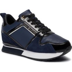 Sneakersy TOMMY HILFIGER - Leather Wedge Sneaker FW0FW04420 Tommy Navy CBK. Niebieskie półbuty damskie TOMMY HILFIGER, z zamszu. W wyprzedaży za 349,00 zł.