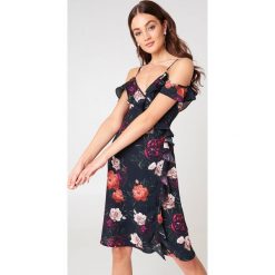 NA-KD Kopertowa sukienka z odkrytymi ramionami - Blue,Multicolor. Niebieskie sukienki damskie na komunię marki NA-KD, z poliesteru, z falbankami, midi, kopertowe. W wyprzedaży za 38,98 zł.