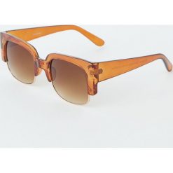 Prostokątne okulary przeciwsłoneczne. Pomarańczowe okulary przeciwsłoneczne damskie Pull&Bear, prostokątne. Za 49,90 zł.