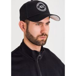CZAPKA Z DASZKIEM armani exchange. Czarne czapki męskie Armani Exchange, z nadrukiem, z bawełny. Za 189,00 zł.