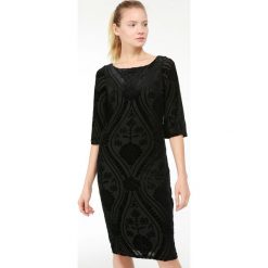 Sukienka - 88-202038 NER. Czarne sukienki damskie Unisono, s, bez wzorów, z elastanu, bez kołnierzyka, bez rękawów, mini, rozkloszowane. Za 69,00 zł.