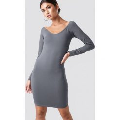 Nicki x NA-KD Dopasowana sukienka z odkrytymi ramionami - Grey. Szare sukienki damskie marki Nicki x NA-KD, bez wzorów, z okrągłym kołnierzem, bez rękawów, mini, dopasowane. W wyprzedaży za 64,78 zł.