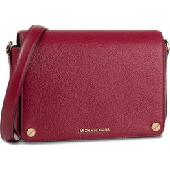 Torebka MICHAEL MICHAEL KORS - Jet Set 32F9GJ6C7L Berry. Czerwone listonoszki damskie MICHAEL Michael Kors, bez wzorów, ze skóry, klasyczne, na ramię, bez dodatków. Za 999,00 zł.