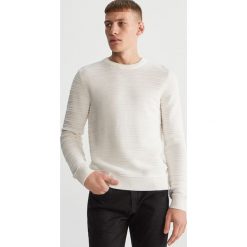 Sweter ze strukturalnej dzianiny - Kremowy. Białe swetry klasyczne męskie marki Reserved, s, z dzianiny. Za 119,99 zł.