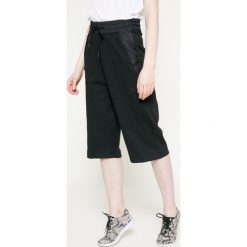 Nike Sportswear - Spodnie. Czarne spodnie sportowe damskie marki Nike Sportswear, s, z bawełny. W wyprzedaży za 159,90 zł.