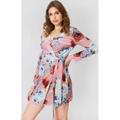 Trendyol Kopertowa sukienka w kwiaty - Pink,Multicolor. Różowe sukienki damskie marki Trendyol, w kwiaty, bez kołnierzyka, bez rękawów, kopertowe. W wyprzedaży za 54,58 zł.