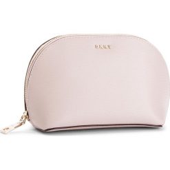 Kosmetyczka DKNY - Bryant - Cosmetic Pou R83R3661 Iconic Bls 3IB. Różowe kosmetyczki męskie marki DKNY, bez wzorów, ze skóry. W wyprzedaży za 239,00 zł.