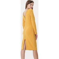 Żółta Sukienka Aerith. Żółte sukienki damskie Born2be, na co dzień, na zimę, s, bez wzorów, eleganckie, z okrągłym kołnierzem, z długim rękawem, długie, midi, proste. Za 79,99 zł.