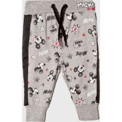 Blukids - Spodnie dziecięce Disney Mickey Mouse 68-98 cm. Szare spodnie chłopięce Blukids, z motywem z bajki, z bawełny, casualowe. W wyprzedaży za 39,90 zł.