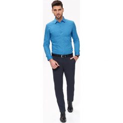 KOSZULA WE WZÓR REGULAR FIT. Niebieskie koszule męskie marki Top Secret, na lato, m, z tkaniny. Za 99,99 zł.