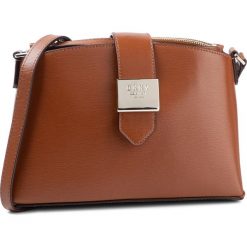 Torebka DKNY - R94E3F69 Caramel CAR. Pomarańczowe listonoszki damskie DKNY, bez wzorów, ze skóry, bez dodatków. Za 1069,00 zł.