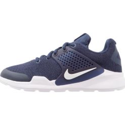 Nike Sportswear ARROWZ (PS) Tenisówki i Trampki midnight navy/white/black. Niebieskie trampki dziewczęce Nike Sportswear, z tworzywa sztucznego. W wyprzedaży za 183,20 zł.