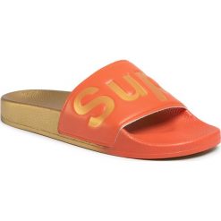 Klapki SUPERGA - 1908 Puu S111I3W Gold/Orange Md A03. Pomarańczowe klapki damskie Superga, bez wzorów, ze skóry ekologicznej, bez obcasa. W wyprzedaży za 99,00 zł.