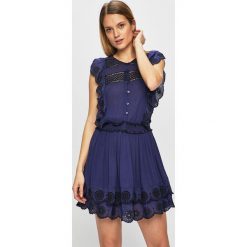 Pepe Jeans - Sukienka Yelina. Niebieskie sukienki damskie Pepe Jeans, na co dzień, s, bez wzorów, z wiskozy, z okrągłym kołnierzem, z krótkim rękawem, krótkie, mini, proste. W wyprzedaży za 199,90 zł.