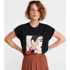 T-shirt z aplikacją i nadrukiem - Czarny. Czarne t-shirty damskie Reserved, s, z nadrukiem, bez kołnierzyka. Za 69,99 zł.