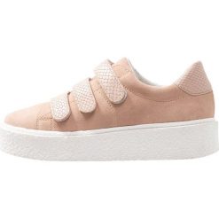 Zign Sneakersy niskie nude. Szare trampki i tenisówki damskie marki Zign, bez wzorów, ze skóry, bez zapięcia. Za 359,00 zł.