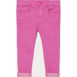 Guess Jeans - Jeansy dziecięce 92-122 cm. Różowe jeansy dziewczęce Guess Jeans, l, z aplikacjami, z bawełny. Za 179,90 zł.