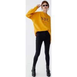 Jeansy capri z wysokim stanem. Czarne jeansy damskie marki Pull&Bear, z podwyższonym stanem. Za 79,90 zł.