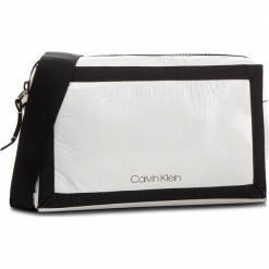 Torebka CALVIN KLEIN - Outline Medium Crossbody K60K604820 102. Białe listonoszki damskie Calvin Klein, z materiału, na ramię. Za 449,00 zł.
