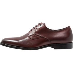 Steve Madden PLACKS Eleganckie buty burgundy. Czerwone buty wizytowe męskie Steve Madden, z materiału, na sznurówki. Za 419,00 zł.