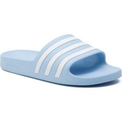 Klapki adidas - Adilette Aqua EE7346 Globlu/Ftwwht/Globlu. Niebieskie klapki damskie Adidas, bez wzorów, z tworzywa sztucznego, bez obcasa. Za 79,95 zł.