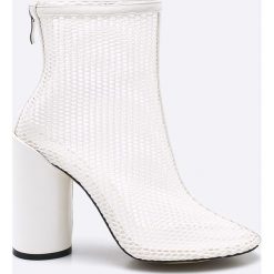Public Desire - Botki. Białe buty zimowe damskie marki Public Desire, z materiału, z okrągłym noskiem, na obcasie. W wyprzedaży za 179,90 zł.