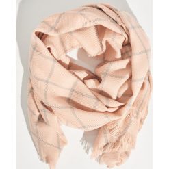 Szal w kratę - Różowy. Czerwone szaliki damskie Sinsay. Za 29,99 zł.