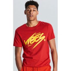 Koszulka Good vibes only - Czerwony. Czerwone koszulki męskie Cropp, s, bez wzorów, bez kołnierzyka, bez rękawów. W wyprzedaży za 19,99 zł.