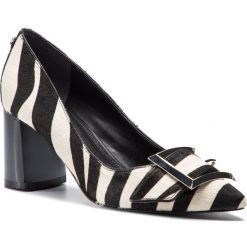 Półbuty GUESS - FL5DMS FUR08 WHIBL. Białe półbuty damskie skórzane Guess, z aplikacjami, eleganckie, na obcasie. Za 769,00 zł.