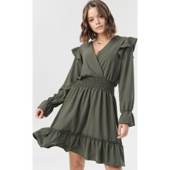 Khaki Sukienka Helimis. Brązowe sukienki damskie Born2be, uniwersalny, bez wzorów, bez kołnierzyka, bez rękawów, mini. Za 139,99 zł.