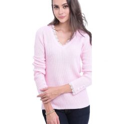 Sweter w kolorze jasnoróżowym. Różowe swetry damskie William de Faye, w koronkowe wzory, z kaszmiru, bez rękawów, bez kaptura. W wyprzedaży za 139,95 zł.