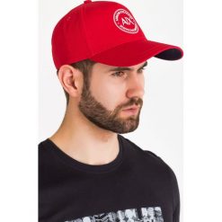 CZAPKA Z DASZKIEM Armani Exchange. Czerwone czapki męskie Armani Exchange, z nadrukiem, z bawełny. Za 189,00 zł.