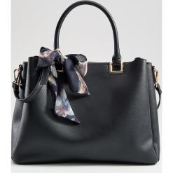 Torebka city bag z apaszką - Czarny. Czarne apaszki damskie marki Mohito. Za 139,99 zł.