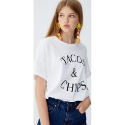 Koszulka „Tacos & Chips”. Białe t-shirty damskie marki Pull&Bear. Za 49,90 zł.