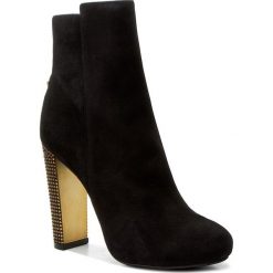 Botki GUESS - Dodie FLDOD3 SUE10 BLACK. Czarne botki damskie na obcasie marki Guess, z materiału. W wyprzedaży za 489,00 zł.