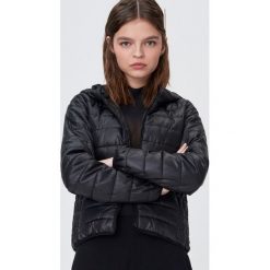 Krótka pikowana kurtka - Czarny. Czarne kurtki damskie Sinsay, s, bez wzorów, krótkie, bez kaptura. Za 59,99 zł.