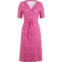 Sukienka kopertowa bonprix różowa magnolia w kwiaty. Różowe sukienki damskie bonprix, w paski, z dekoltem w serek, bez rękawów, kopertowe. Za 109,99 zł.